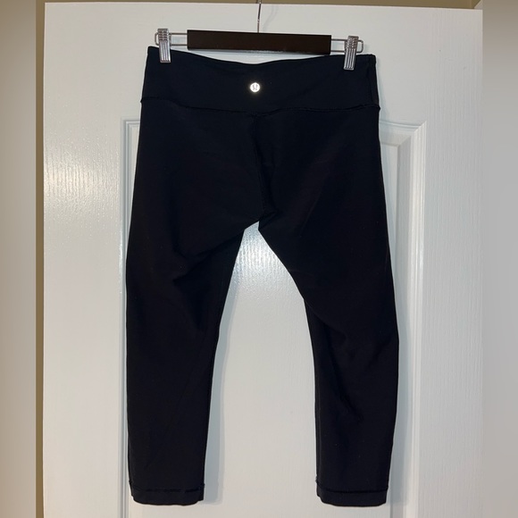 Reversible Lululemon Wunder Under Crops with Navy Waist - Picture 2 of 7